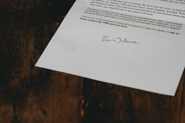 Ilustrasi surat somasi (unsplash.com/Annie Spratt)